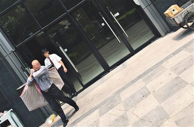 昨日11時許，新華聯(lián)國際公寓門口，一男子將電視等賭具轉(zhuǎn)移，后被警方控制