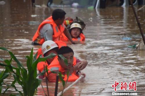 資料圖：6月20日，貴州省黔西南州暴雨成災(zāi)。圖為消防員抗洪救人?！∏髂舷?攝