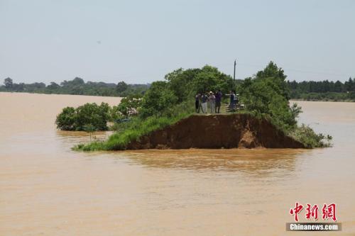 資料圖：6月21日，江西鄱陽縣濱田水庫泄洪道河堤(濱田河)潰口現(xiàn)場。 王劍 攝