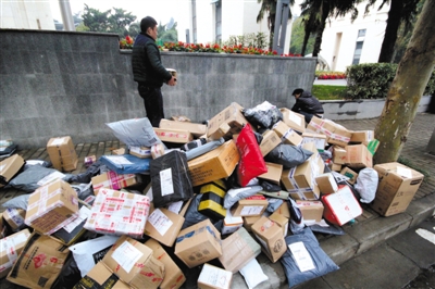 2015年11月19日，江蘇省南京市，河海大學(xué)校園外的路上大堆的快遞。圖/視覺中國