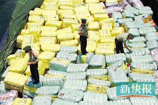 邊防官兵正在檢查截獲的走私舊衣物。 通訊員供圖