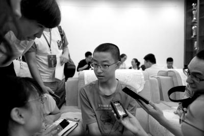 14歲的最小新生黃家琪淡定接受記者群訪。
