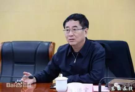 通報(bào)指出，張洪寶眼看著幾年前還不知名的個(gè)體老板搖身一變成為大企業(yè)家，心里既艷羨又發(fā)酸，滋生了“我為他們贏得了好的發(fā)展機(jī)遇，收些款物就權(quán)當(dāng)是對(duì)我這些年辛勤工作的一種補(bǔ)償”的念頭。于是他開始熱衷于與身邊的企業(yè)老板拉拉扯扯、勾肩搭背，剛開始只是幾頓飯、幾張卡，日積月累，越陷越深，不給錢不辦事，給了錢才辦事，在東麗人稱