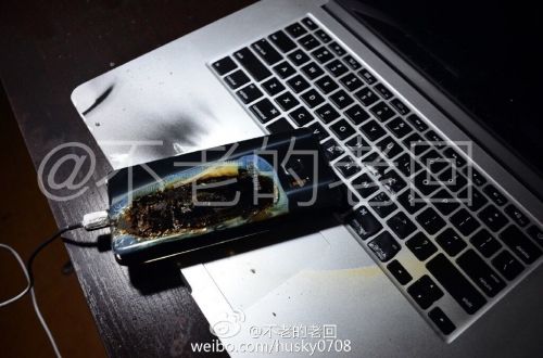 根據(jù)圖片來看，蘋果MacBook Pro筆記本觸控面板左邊部分被熏黑，而且該網(wǎng)友也提供了充電設(shè)備，就是三星Note 7原裝充電器。