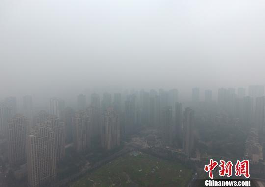  1月5日，重慶主城上空一片灰蒙蒙。