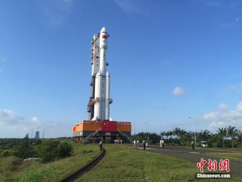 4月17日7時(shí)30分，承載著長(zhǎng)征七號(hào)遙二運(yùn)載火箭與天舟一號(hào)貨運(yùn)飛船組合體的活動(dòng)發(fā)射平臺(tái)，垂直轉(zhuǎn)運(yùn)至發(fā)射區(qū)，標(biāo)志著“天舟一號(hào)”飛行任務(wù)正式進(jìn)入發(fā)射階段。閆寧 攝