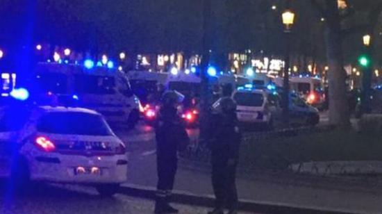 據(jù)英國(guó)廣播公司（BBC）消息，巴黎警方稱，巴黎中部發(fā)生槍擊事件，一名警察死亡，另一名受傷。