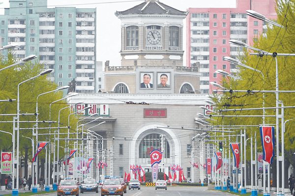 4月25日是朝鮮人民軍建軍85周年紀(jì)念日。圖為24日的平壤街頭。