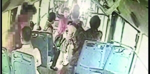 女司機(jī)路見(jiàn)不平一聲吼，小女孩方才脫身 視頻截圖