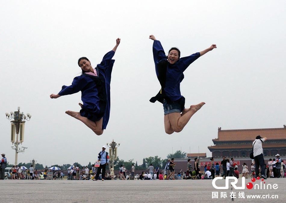 幾名打?qū)W生天安門廣場(chǎng)創(chuàng)意留影。圖片來源：金聞/CFP