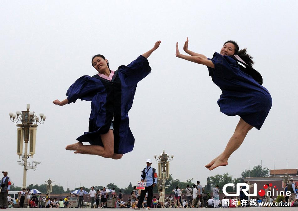 幾名打?qū)W生天安門廣場(chǎng)創(chuàng)意留影。圖片來源：金聞/CFP