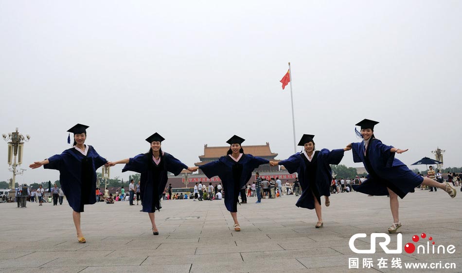 幾名打?qū)W生天安門廣場(chǎng)創(chuàng)意留影。圖片來源：金聞/CFP