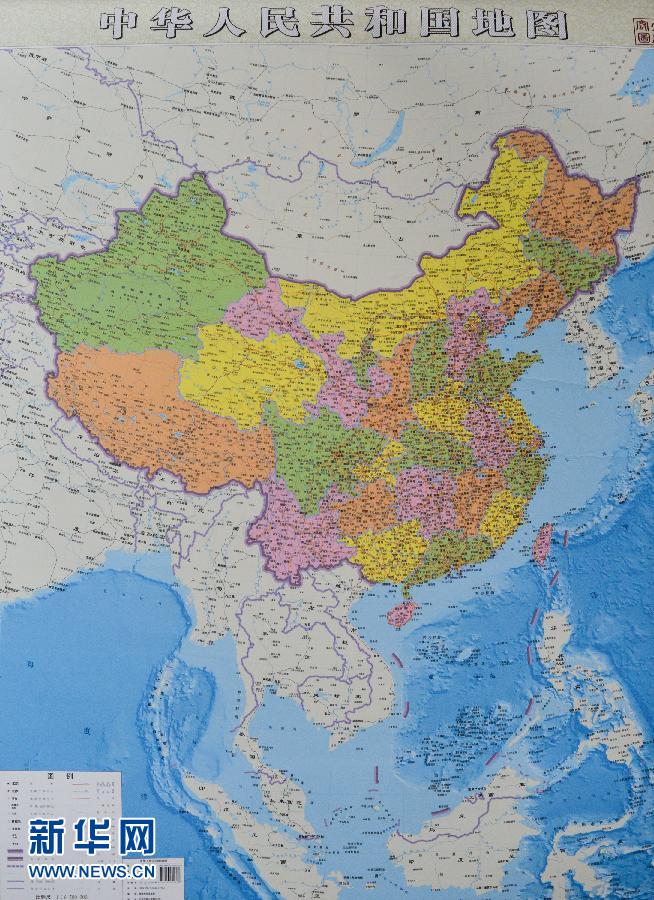 這是6月23日拍攝的豎版《中華人民共和國(guó)地圖》。