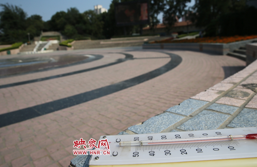 7月8日下午15時(shí)46分，紫荊山公園地表溫度為42度（溫度計(jì)放置地面測(cè)量），比人防納涼處高17度。