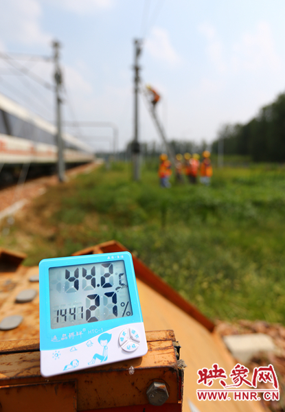 剛開(kāi)始工作20分鐘，戶外溫度已經(jīng)達(dá)到44.2℃