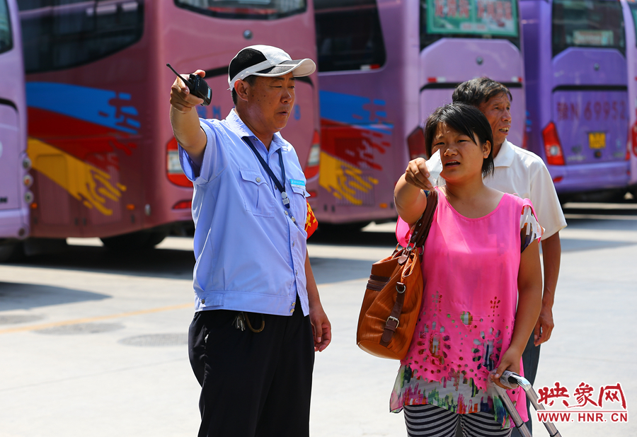指揮調(diào)度期間，不停的有乘客咨詢乘車問(wèn)題，調(diào)度員都是耐心的給他們解答
