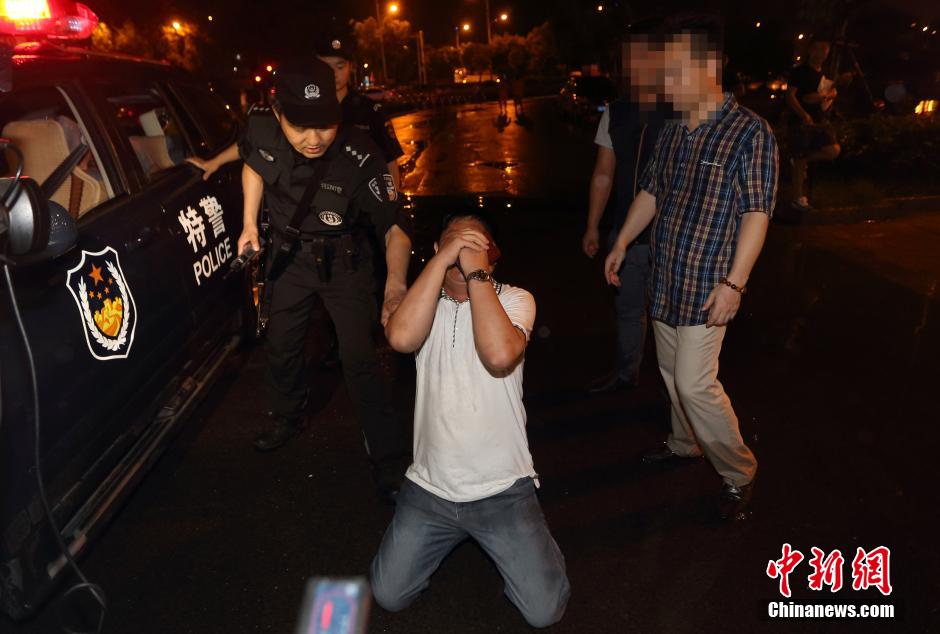 7月24日晚,南京警方將查獲的酒后駕駛車輛的男子控制后,該男子的同伴跪地求情。