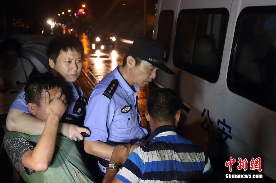 7月24日晚,南京警方將查獲的酒后駕駛車輛的男子控制,該男子涉嫌酒后駕車、肇事逃逸。
