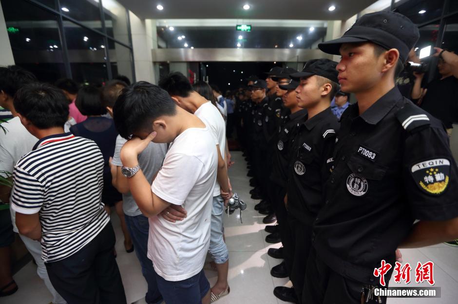 7月24日晚,南京警方將抓獲的以福建、江西、河南、湖北、黑龍江等多個外省市的涉及傳銷人員集中帶回。
