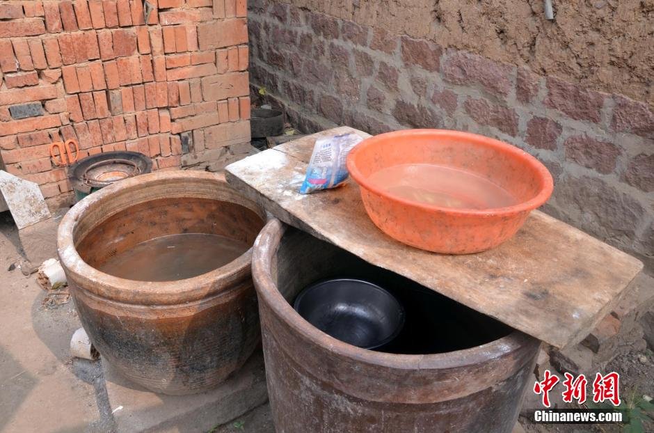 每天排隊(duì)取水，廢水循環(huán)使用已成為該村老少的生活習(xí)慣。