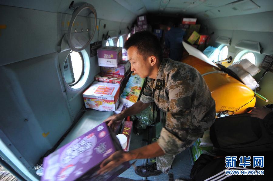  8月5日，在魯?shù)榭h龍頭山鎮(zhèn)，部隊官兵從直升機上卸載救災(zāi)物資。