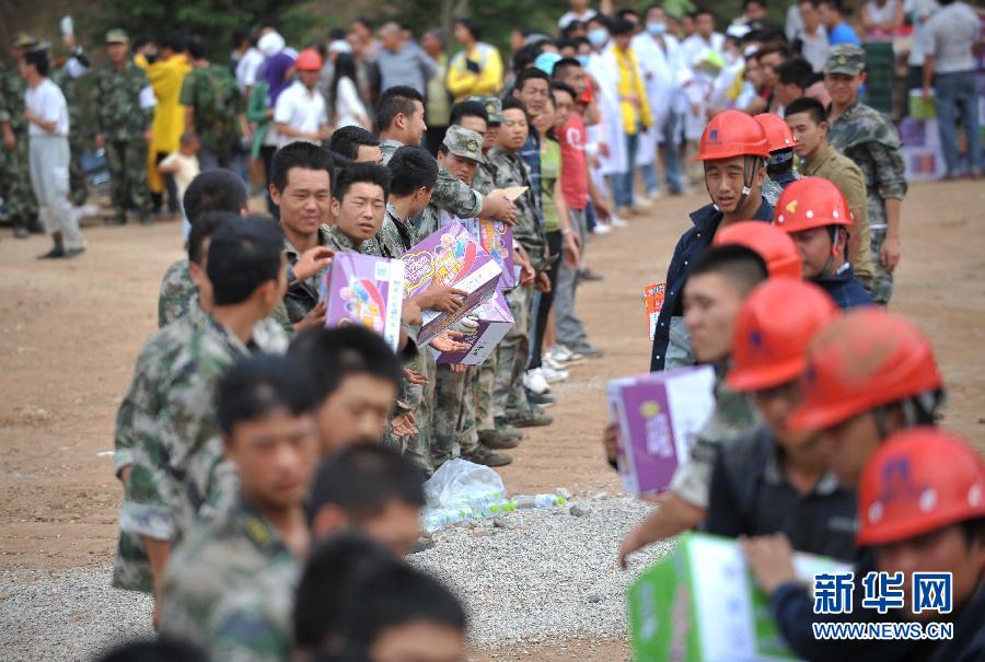 8月5日，在魯?shù)榭h龍頭山鎮(zhèn)，當?shù)孛癖D(zhuǎn)運從直升機上卸載的救災(zāi)物資。