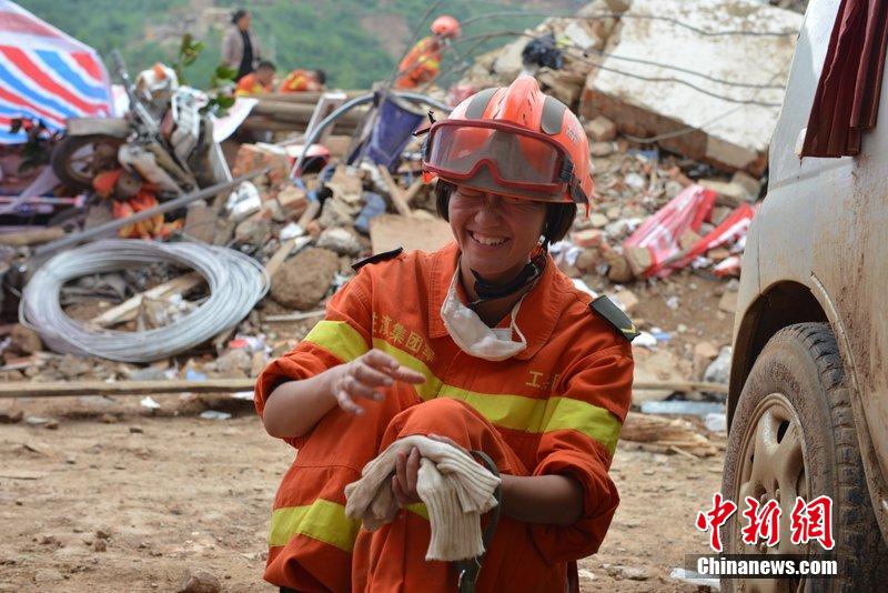 2014年8月5日，女兵在云南魯?shù)辇堫^山鎮(zhèn)廢墟中搜救被困者。