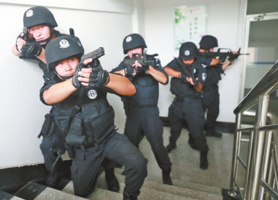 進(jìn)入樓道后，特警開始地毯式搜索。