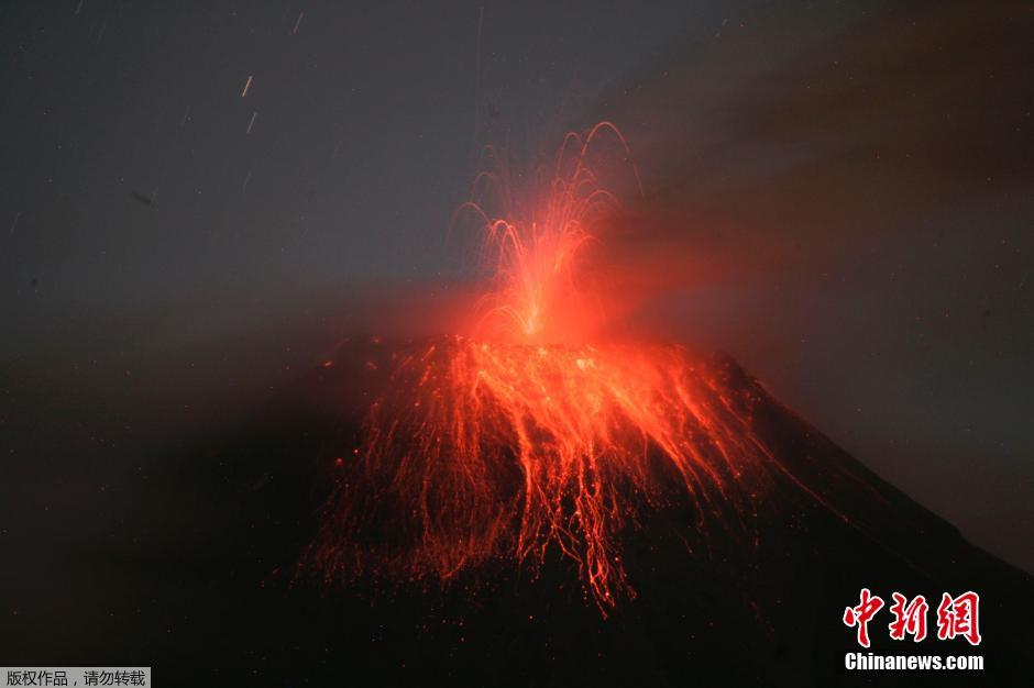 當?shù)貢r間8月24日，厄瓜多爾通古拉瓦火山噴發(fā)，熔巖噴出宛如末世。