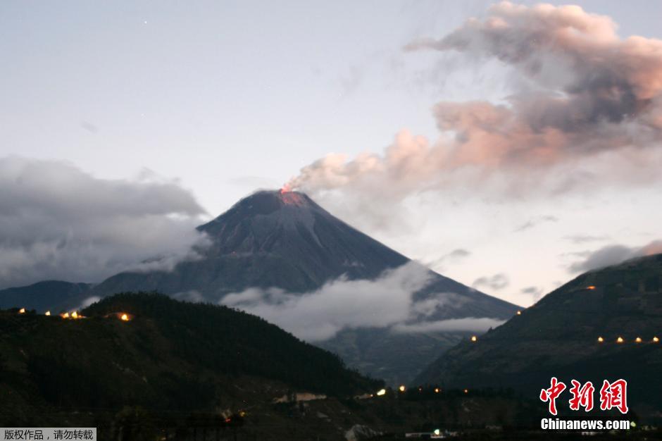 當?shù)貢r間8月24日，厄瓜多爾通古拉瓦火山噴發(fā)，熔巖噴出宛如末世。