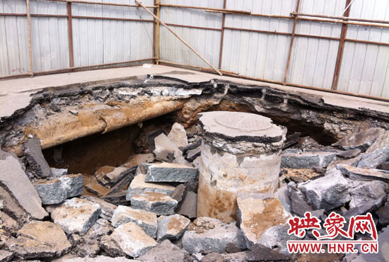 此次路面塌陷的直徑約為3米，深度有2米左右，坑內(nèi)布滿了碎石，路面下方20厘米左右。