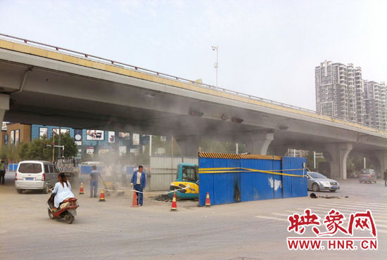 施工單位對(duì)塌陷處進(jìn)行路面切割，造成路面塵土飛揚(yáng)。