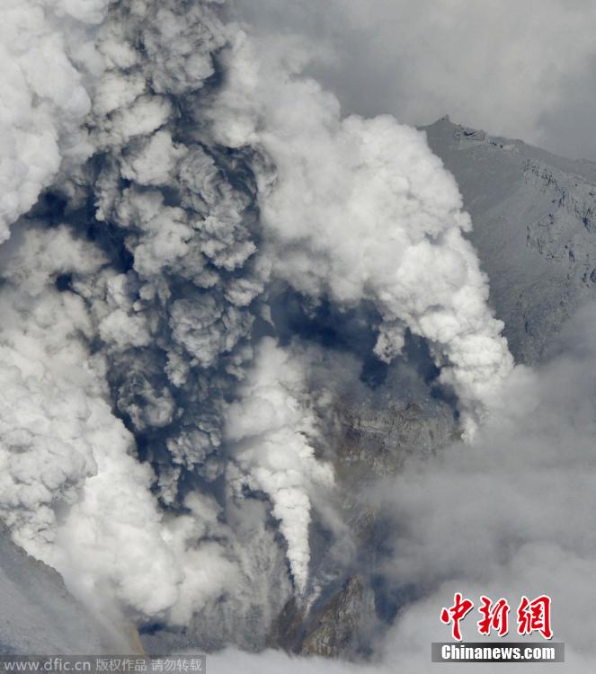 當(dāng)?shù)貢r(shí)間2014年9月27日，日本中部御岳山發(fā)生噴發(fā)，或已造成數(shù)人受傷。