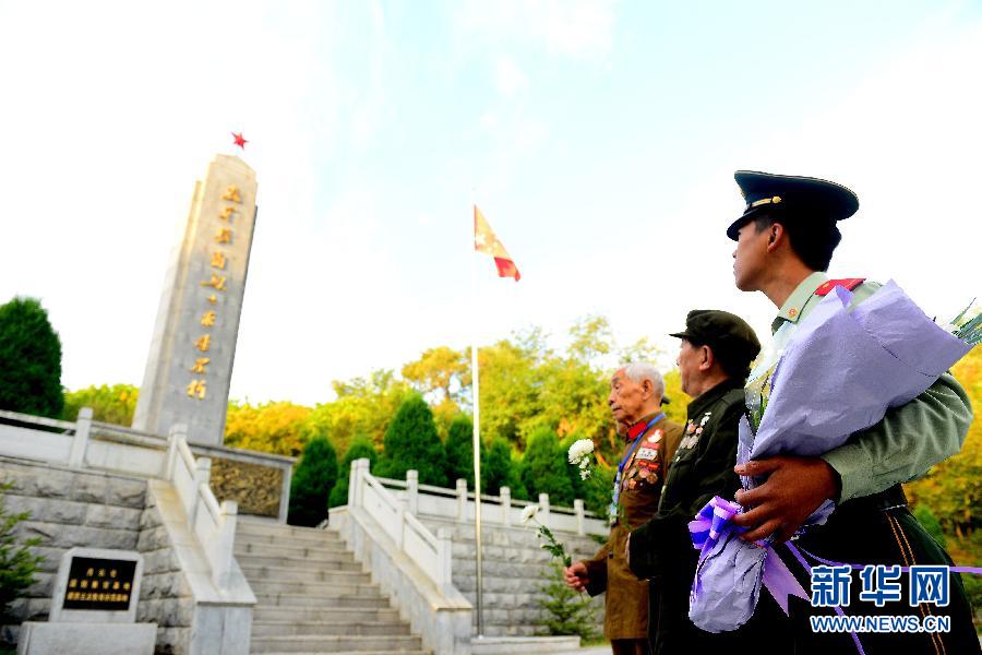 9月29日，在遼寧丹東抗美援朝烈士陵園，來自全國各地的革命老戰(zhàn)士及家屬向抗美援朝烈士紀(jì)念碑獻(xiàn)花。