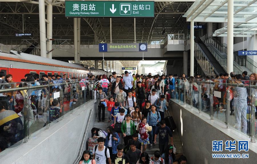 10月6日，抵達貴陽火車站的旅客準備出站。