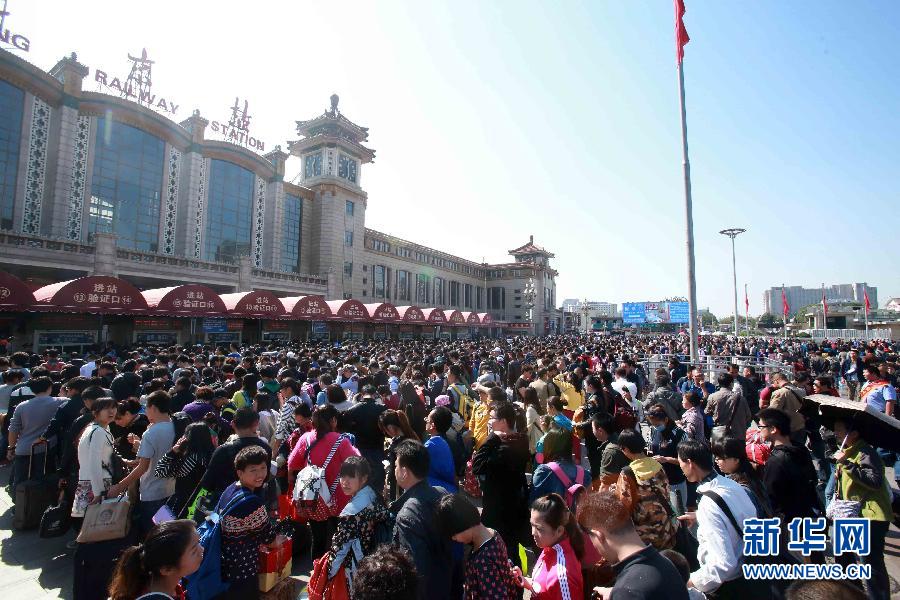  10月6日，在北京火車站，人們排隊進站。