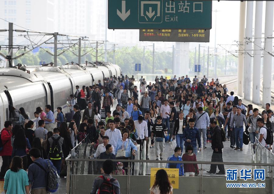 10月6日，無錫火車站站臺上人頭攢動。