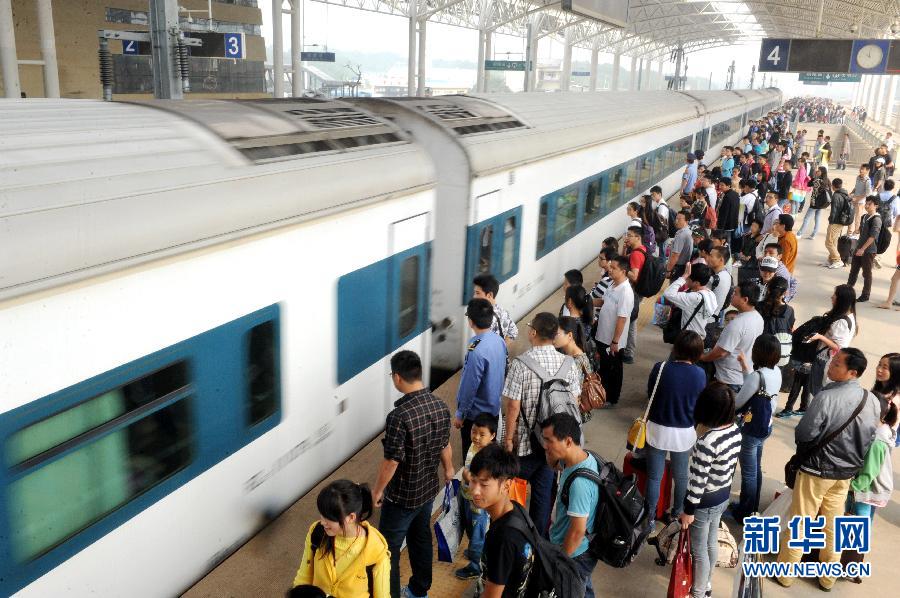 10月6日，在安徽銅陵火車站，大批旅客在站臺上等候乘車。