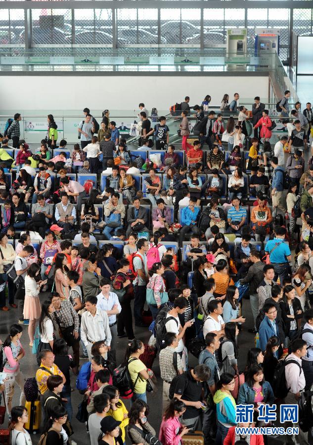 10月6日，旅客在蘇州火車站候車大廳等候乘車。