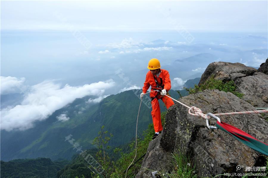 10月5日，峨眉山景區(qū)清潔工彭文才下到巖壁清理游客丟棄的垃圾。