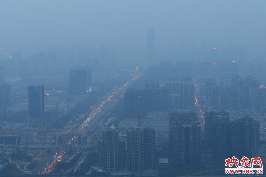 18：07鄭州被霧霾包裹著，不遠(yuǎn)處的建筑隱約可見(jiàn)。