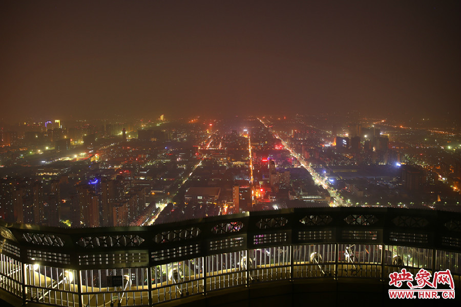 18：40鄭州沉浸在一片霧霾中，都市的燈光霧蒙蒙的，夜空看不到月亮的蹤跡。