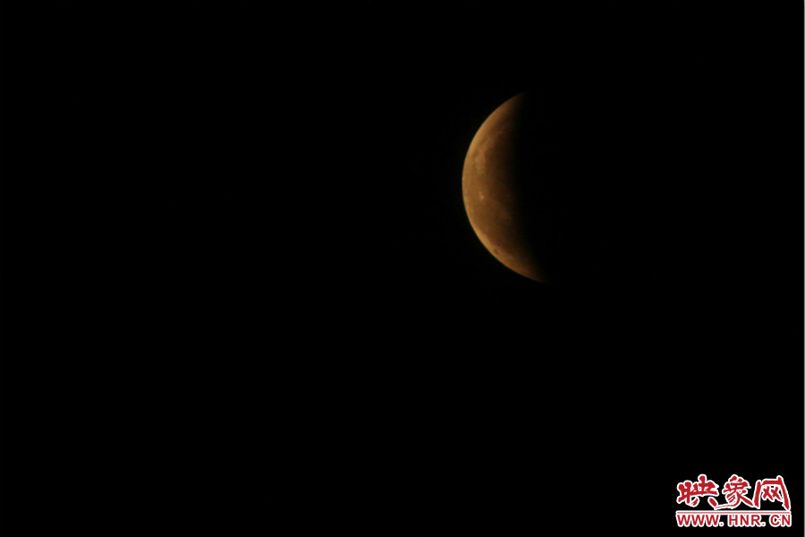 19：47夜風(fēng)吹散了霧霾，月亮漸露芳容。