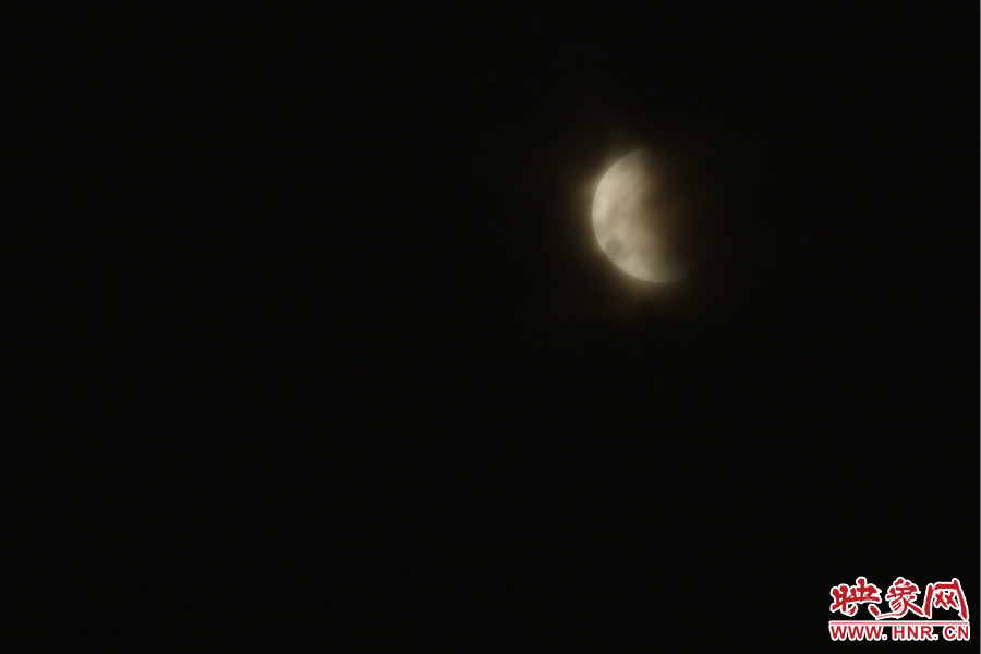 20：02月亮在云層中忽隱忽現(xiàn)。