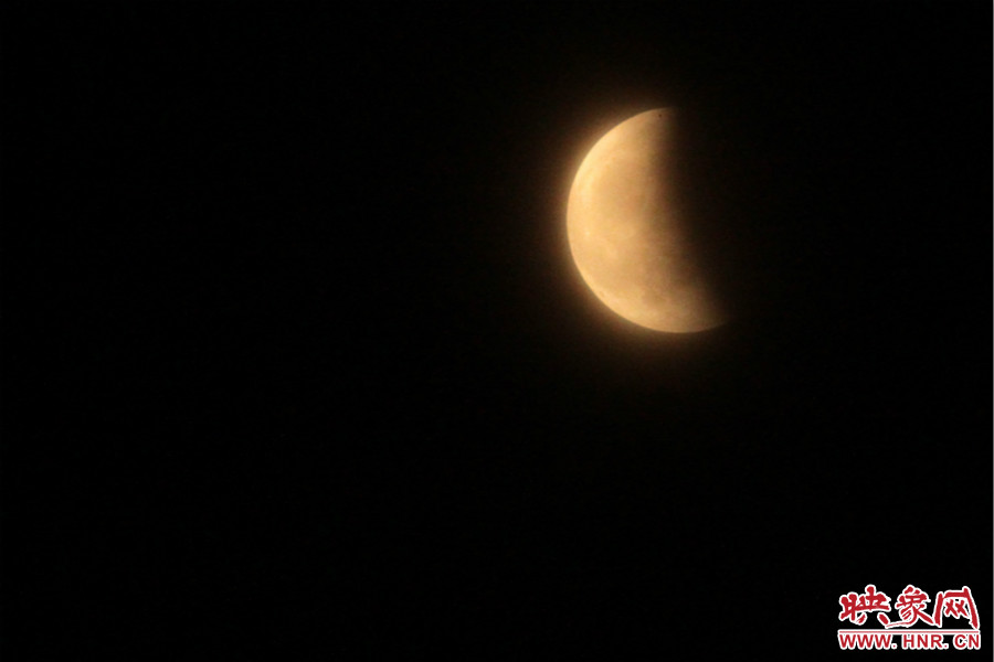 20：06月亮還泛著淡淡的紅色。