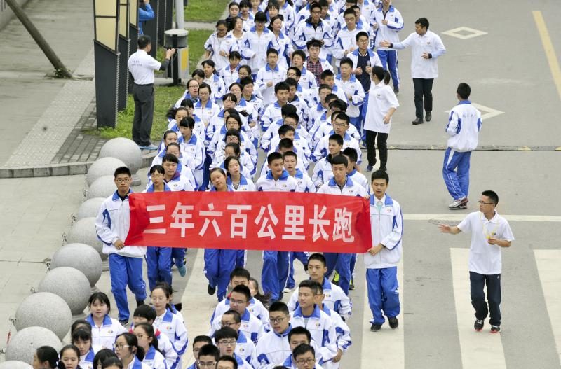 10月14日，成都七中萬達學校實行三年跑六百公里才能畢業(yè)，現(xiàn)場學生開始長跑。