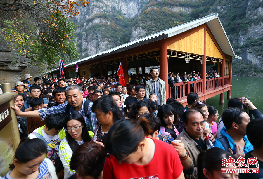 由于長時間擁擠不動，導(dǎo)致游客產(chǎn)生了焦躁的情緒