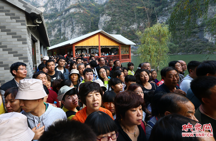 等待上船的碼頭上，游人擁擠不動
