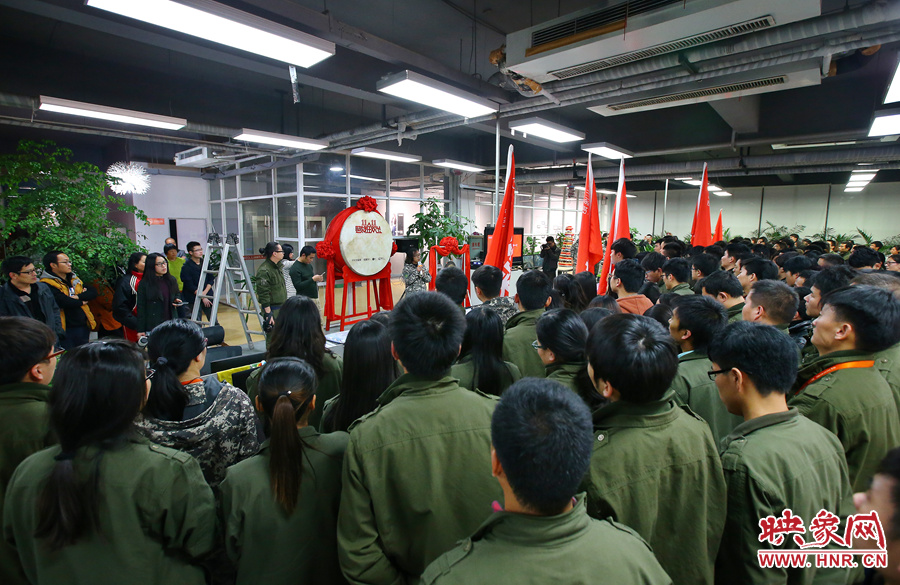 “雙十一”零點到來前，電商的負責人為一線員工鼓勁加油