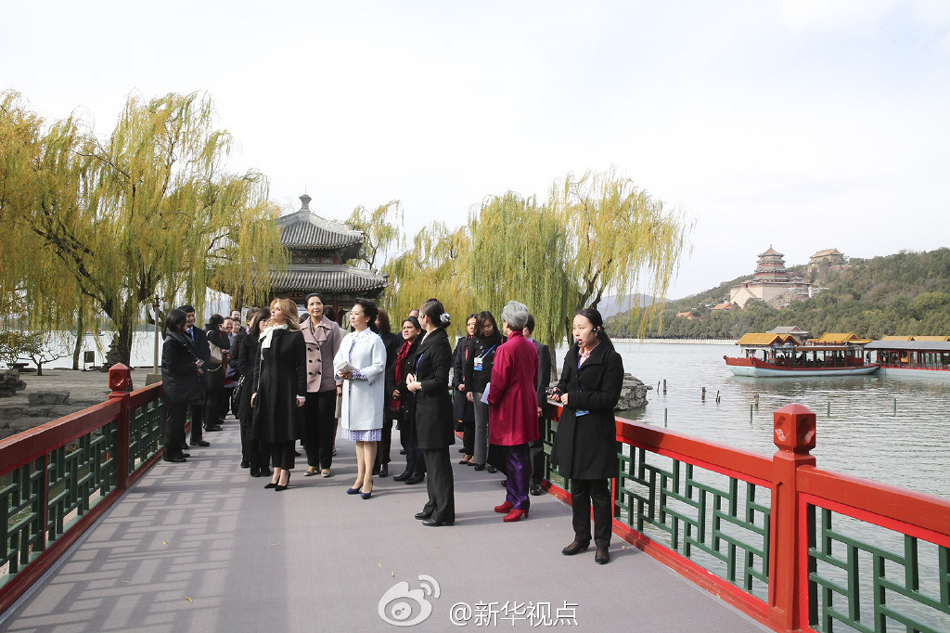 彭麗媛11日邀請來華出席2014年APEC領(lǐng)導(dǎo)人非正式會議的部分經(jīng)濟體領(lǐng)導(dǎo)人或代表的夫人參觀世界文化